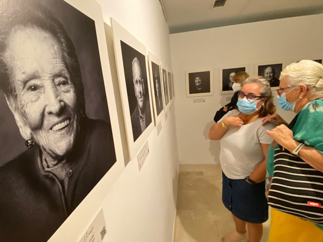 inauguración de la exposición fotográfica `Miradas en el tiempo` en el municipio de La Zubia (AYTO. LA ZUBIA)