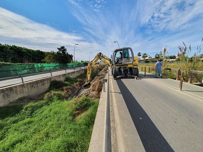 Limpieza de la Ramblas de las Brujas de Motril (AYTO. MOTRIL)