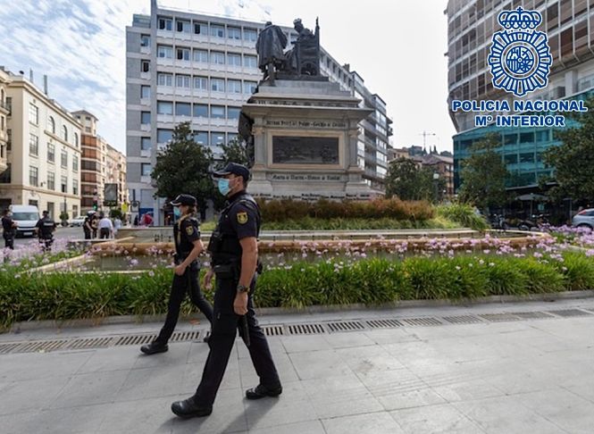Agentes de la Policía Nacional por el centro de Granada (POLICÍA NACIONAL) 