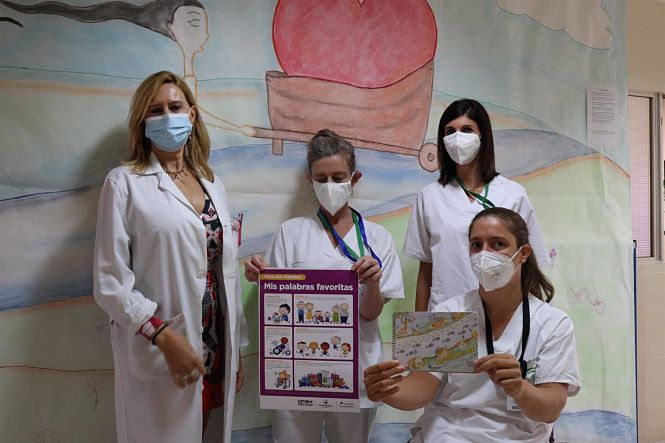 La jefa de servicio, Inmaculada García (izquierda), junto a parte del equipo de Medicina Física y Rehabilitación (JUNTA DE ANDALUCÍA) 