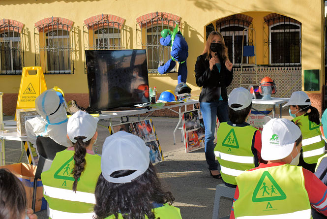 Imagen de la visita de Virginia Fernández al Colegio Abdía (AYTO. ALBOLOTE)