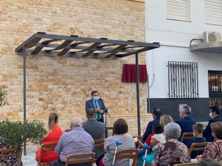 Intervención de José Entrena durante la inauguración de la plaza (DIPUTACIÓN)