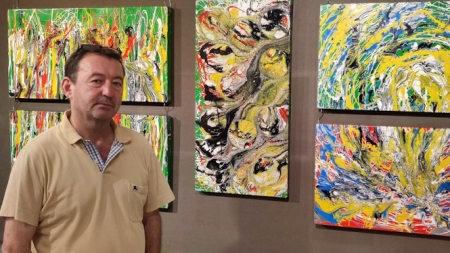 Emilio Domínguez Rubiño junto a varias de sus obras (AYTO. ALMUÑECAR) 