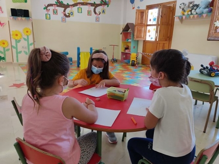 alumnas de la ludoteca de La Zubia que han enviado cartas de ánimo y dibujos a los niños de La Palma (AYTO. LA ZUBIA) alumnas de la ludoteca de La Zubia que han enviado cartas de ánimo y dibujos a los niños de La Palma (AYTO. LA ZUBIA)