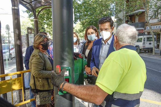 El Alcalde supervisa la instalación de un nuevo semaforo (JAVIER ALGARRA / AYUNTAMIENTO)