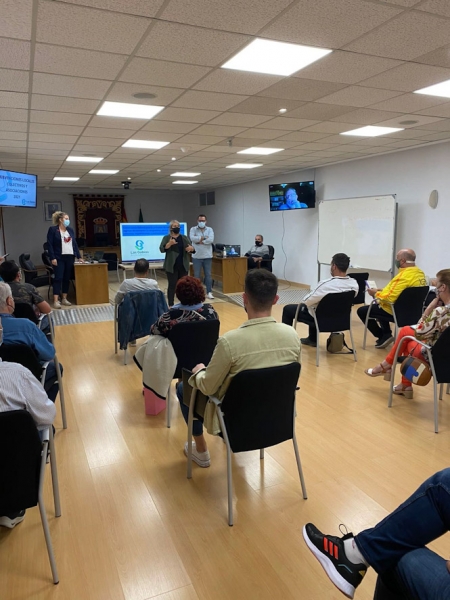 La alcaldesa de Las Gabias, María Merinda Sádaba, durante una charla informativa. (AYTO. LAS GABIAS)