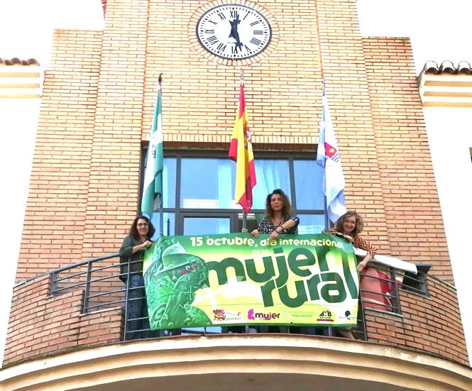 Mujeres colgando la pancarta del Día Internacional de la Mujer Rural en el Ayuntamiento (AYTO. VEGAS DEL GENIL) 
