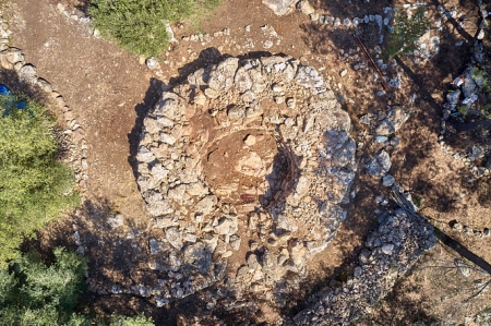 Imágenes de la campaña de restauración del yacimiento talayótico del Serral de ses Abelles donde fue hallada la espada (UGR)