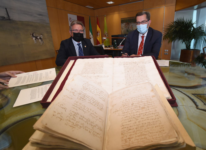 Imagen de la cesión del libro de actas (R. MARTÍNEZ/DIPGRA)