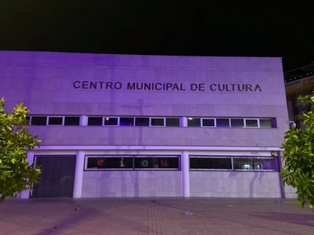 Centro municipal cultural de Churriana iluminado de rosa (AYTO. CHURRIANA) 