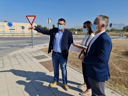 El alcalde y el diputado visitan la rotonda del Club de Campo (AYTO. VEGAS DEL GENIL)