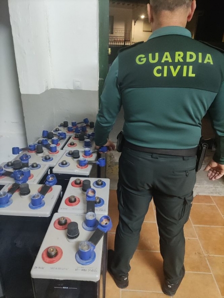 Agente de la Gaurdia CIvil con las baterias recuperadas (GUARDIA CICIL)