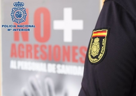  Agente de la Policía Nacional en un centro sanitario en una imagen de archivo (POLICÍA NACIONAL)