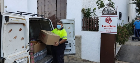 Un operario municipal del Ayuntamiento de Otura llevan los alimentos a Cáritas (AYTO. OTURA)