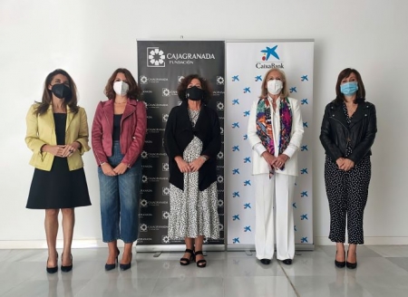 Foto de familia tars la firma del convenio (CAJAGRANADA FUNDACIÓN)