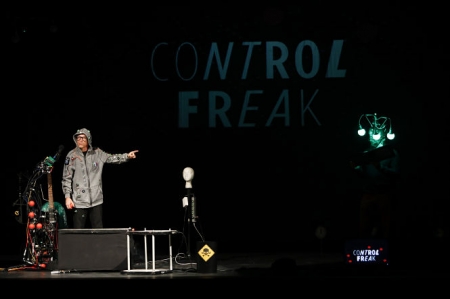 Kulu Orr durante la obra Control Freak  (TEATRO HUMOR SANTA FE) 