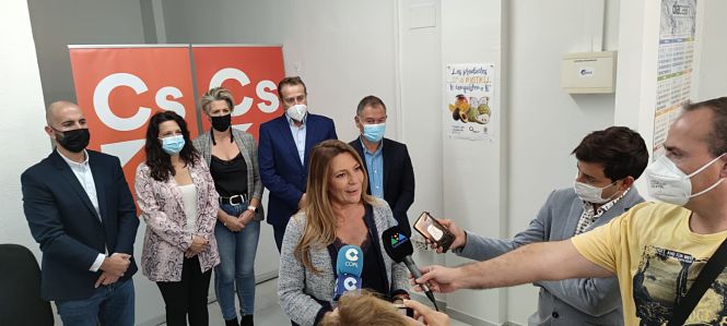 Concha Insua antiende a los medios con los  concejales de la costa tropical (CIUDADANOS)