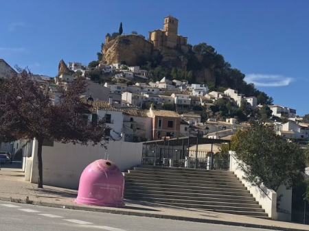 contenedor rosa contra el cáncer de mama colocado en la Plaza de Andalucía de Montefrío (AYTO. MONTEFRIO)