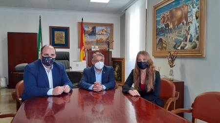 Imagen de la visita de Virginia Fernández al Ayuntamiento de Atarfe (JUNTA)