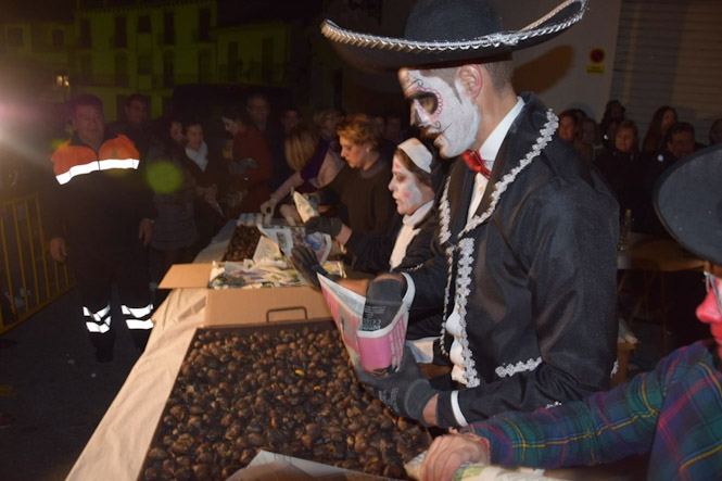 Imagen de archivo de una castañada por Halloween, con el alcalde de Lanjarón, Eric Escobedo (AYUNTAMIENTO)