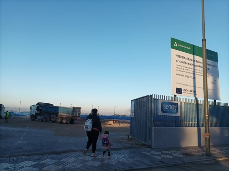 Madre e hija observan el inicio de las obras del nuevo instituto de Maracena (AYTO. MARACENA)