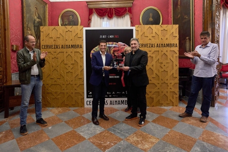 Entrega del Premio Granada Noir 7 a Carlos Zanón por parte del alcalde, Francisco Cuenca (GRANADA NOIR)