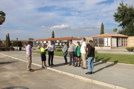 Imagen de la visita al cementerio (AYTO. ALHENDÍN)