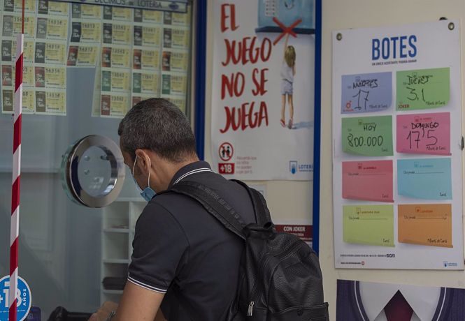 Un hombre compra lotería en una administración (MARÍA JOSÉ LÓPEZ - EUROPA PRESS) 