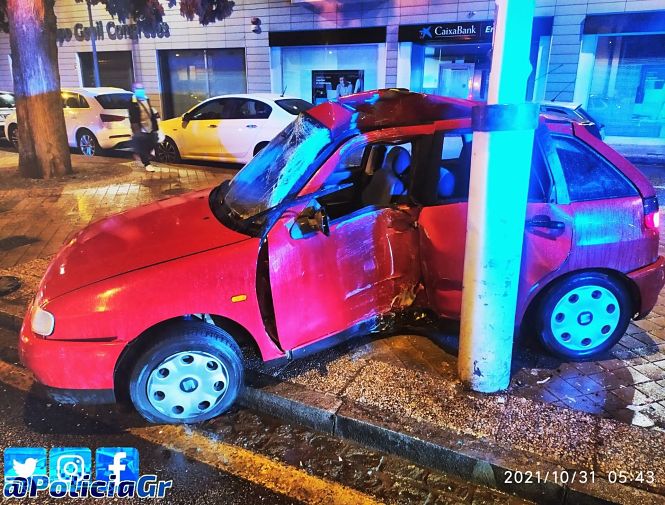 Un conductor herido muy grave tras chocar su turismo con una farola (POLICÍA LOCAL) 