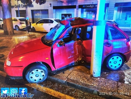 Un conductor herido muy grave tras chocar su turismo con una farola (POLICÍA LOCAL) 