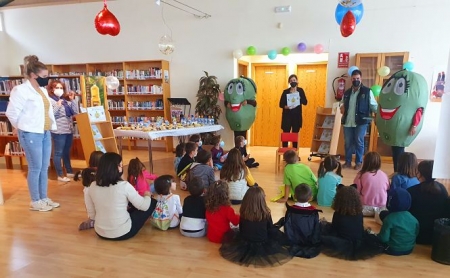 Presentación del libro `El descubrimiento de Picualita` en la biblioteca municipal de Montefrío (AYTO. MONTEFRIO)