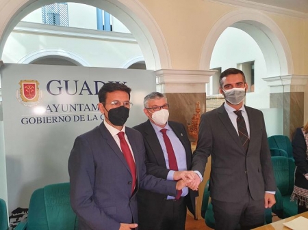 Firma del manifiesto por el corredor mediterráneo (AYTO. GUADIX)