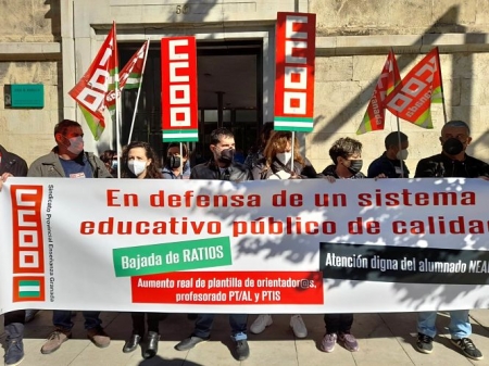 Concentración en la sede de la Delegación de Educación (CCOO)