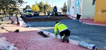Un operario municipal realiza las obras (AYTO. CÚLLAR VEGA)
