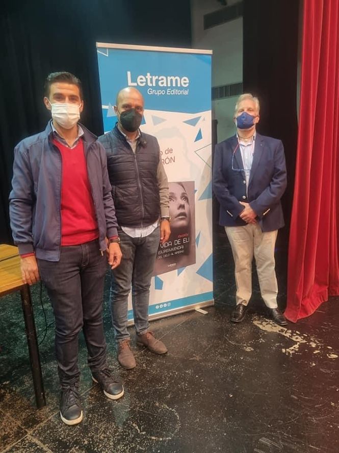 El concejal de Cultura y el alcalde de Otura, junto al escritor otureño José Gregorio Morón (AYTO. OTURA)