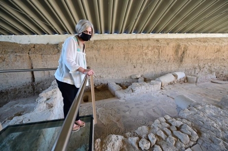 La Consejera de Cultura, Patricia del Pozo, en la Villa Romana de Salar (JUNTA/ARCHIVO)