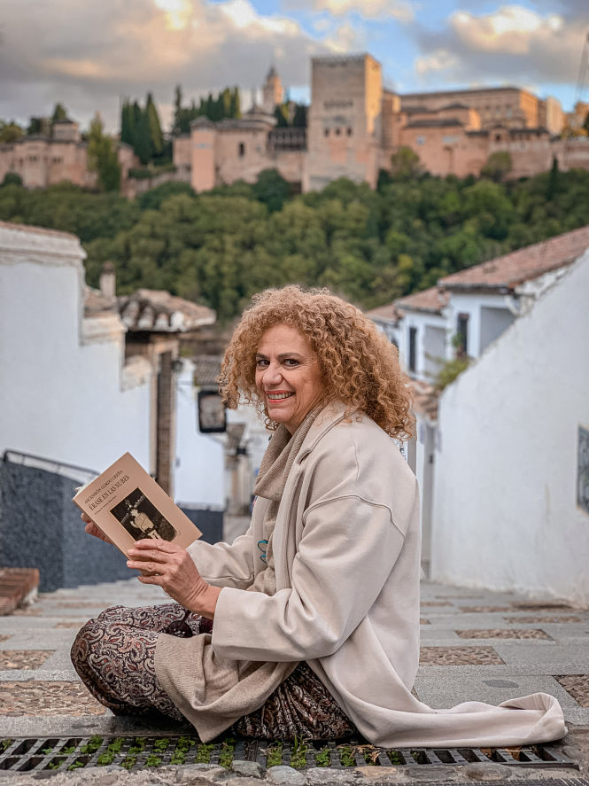 La escritora granadina, Ascensión Gordo (OFICINA DE LOS DESEOS) 