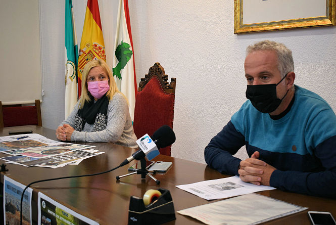 La Concejal de Juventud, Mari Carmen Calderay y el coodinador de la Casa de la Juventud, Jorge Remacho en rueda de prensa (AYTO. ALBOLOTE)