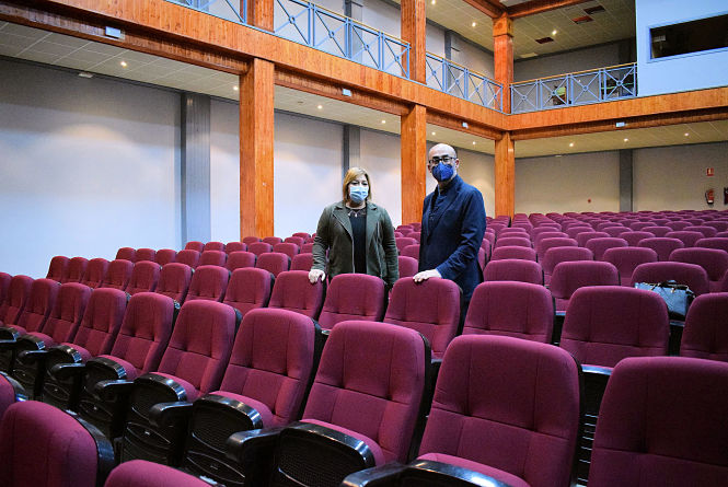 El Alcalde de Albolote y la Concejala de Cultura en el patio de butacas de la Casa de Cultura (AYTO. ALBOLOTE)