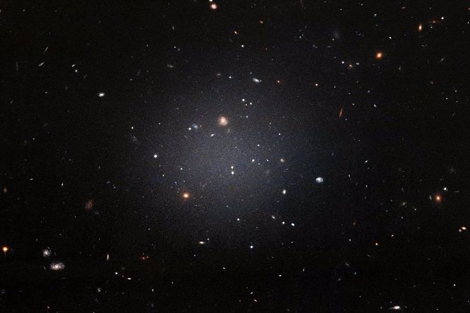 La galaxia NGC 1052-DF2, una de las galaxias que parecen carecer de materia oscura (ESA -HUBBLE) 