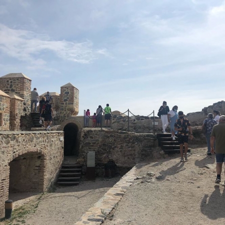 Turistas en el Castillo de San Miguel (AYTO. ALMUÑÉCAR)