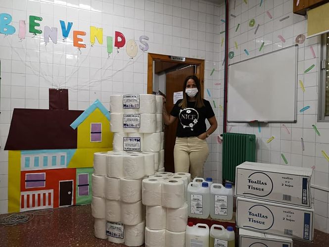 La concejala de Educación entrega el material en uno de los colegios de Vegas (AYTO. VEGAS DEL GENIL)