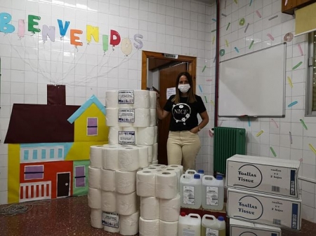 La concejala de Educación entrega el material en uno de los colegios de Vegas (AYTO. VEGAS DEL GENIL)