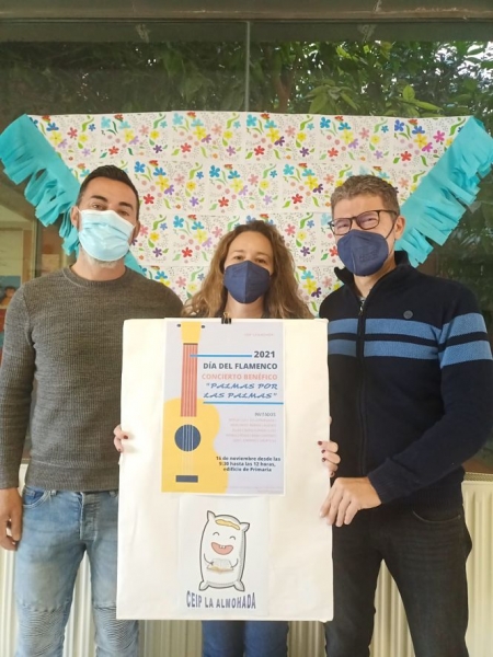 los organizadores de `Palmas por La Palma` posan con el cartel del evento (AYTO. VEGAS DEL GENIL)