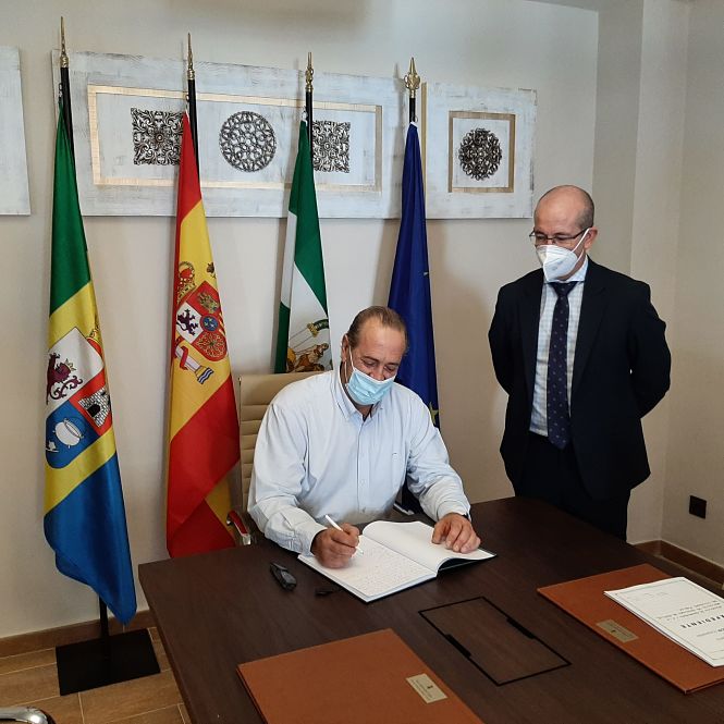 El Delegado terrirtorial firma en el libro de honor del Ayuntamiento de Torvizcón (JUNTA)