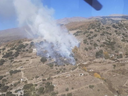 El Infoca trabaja en la extinción de un incendio forestal en Soportújar (INFOCA) 