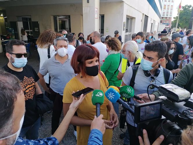 Teresa Rodríguez atiende a los medios (ADELANTE) 