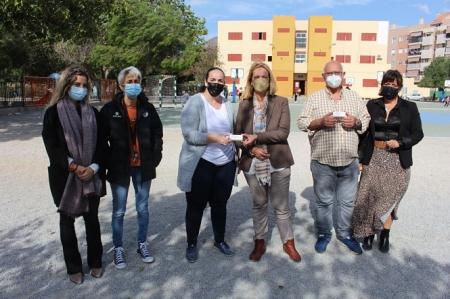 Imagen de la entrega del material (AYTO. MOTRIL)