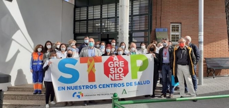 Imagen de la concentración en el Centro de Salud de La Zubia (CCOO)
