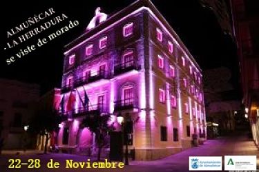 FAchada del Ayuntamiento de Almuñécar iluminada de morada (AYTO. ALMUÑÉCAR)